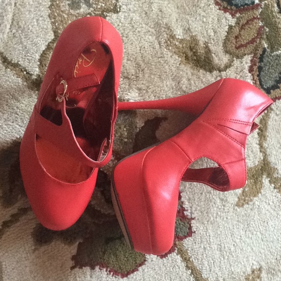 High heels. - Picture 3 of 4